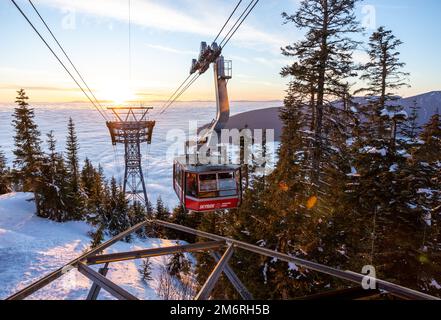 Vancouver, Kanada - Dezember 16,2022: Ein Blick auf die Skyride Gondola am Gipfel von Vancouver im Grouse Mountain Ski Resort bei Sonnenuntergang Stockfoto