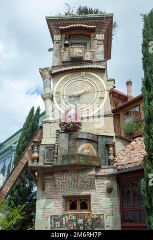 Der Blick auf einen märchenhaften Turm mit Uhr in der Altstadt von Tiflis (Georgia). Stockfoto
