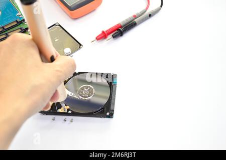 Plattengröße der Festplatte 2,5 Zoll, Festplattenreparatur Stockfoto