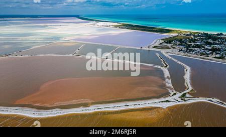 Luftaufnahme der farbenfrohen salinas von Las Coloradas, Yucatan, Mexiko Stockfoto