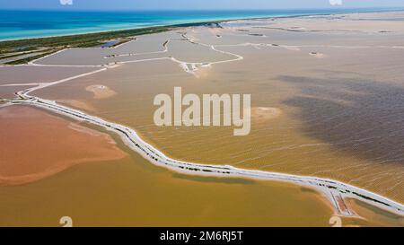 Luftaufnahme der farbenfrohen salinas von Las Coloradas, Yucatan, Mexiko Stockfoto