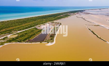 Luftaufnahme der farbenfrohen salinas von Las Coloradas, Yucatan, Mexiko Stockfoto