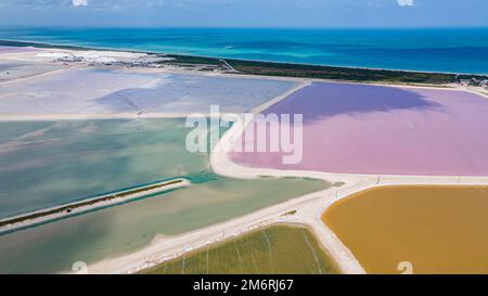 Luftaufnahme der farbenfrohen salinas von Las Coloradas, Yucatan, Mexiko Stockfoto