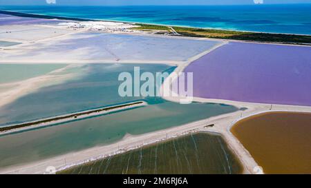 Luftaufnahme der farbenfrohen salinas von Las Coloradas, Yucatan, Mexiko Stockfoto