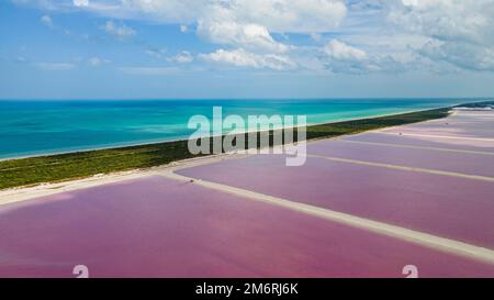 Luftaufnahme der farbenfrohen salinas von Las Coloradas, Yucatan, Mexiko Stockfoto