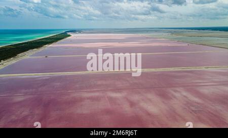 Luftaufnahme der farbenfrohen salinas von Las Coloradas, Yucatan, Mexiko Stockfoto