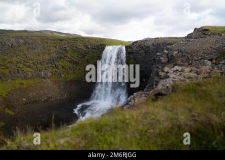 Kerlingarfoss Wasserfall in der Nähe von Olafsvik auf Islands Halbinsel Snafellsnes. Stockfoto