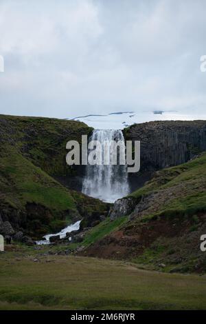 Kerlingarfoss Wasserfall in der Nähe von Olafsvik auf Islands Halbinsel Snafellsnes. Stockfoto