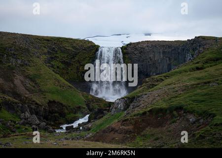 Kerlingarfoss Wasserfall in der Nähe von Olafsvik auf Islands Halbinsel Snafellsnes. Stockfoto