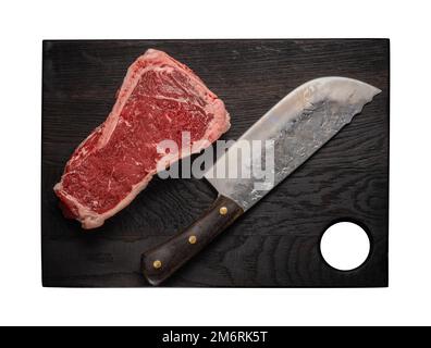 Rohes saftiges Stück Rindfleisch auf dem Knochen liegt auf einem Holzschneidebrett Stockfoto