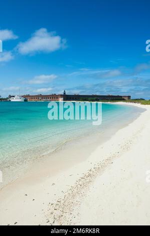 Weißer Sandstrand im türkisfarbenen Wasser, Fort Jefferson, Dry Tortugas National Park, Florida Keys, Florida, USA Stockfoto