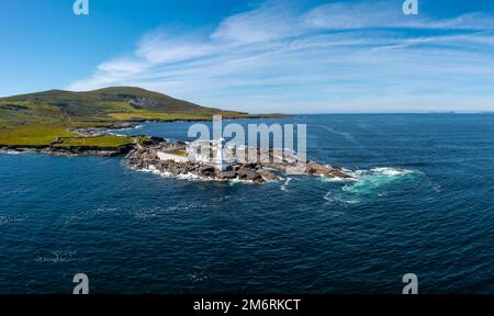 Der historische Leuchtturm von Valentia Island in der Grafschaft Kerry im Westen Irlands aus der Vogelperspektive Stockfoto
