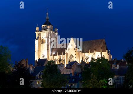 Blick auf die beleuchtete katholische Kirche Notre Dame im Stadtzentrum von Dole bei Nacht Stockfoto