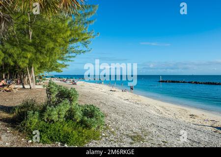 Die amerikanische Flagge im Hintergrund, Beach im Fort Zachary Taylor Historic State Park, Key West, Florida, USA Stockfoto