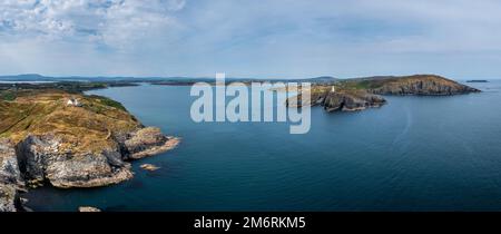 Ein Panoramablick auf den Eingang zum Baltimore Harbour in West Cork mit dem Sherkin Island Lighthouse und dem Baltimore Beacon Stockfoto