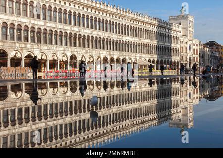 Reflexion der Procuratie Vecchie und des Torre dell Orologio im Hochwasser des Macus Platzes, des Ca di San Marco und des Uhrenturms Stockfoto