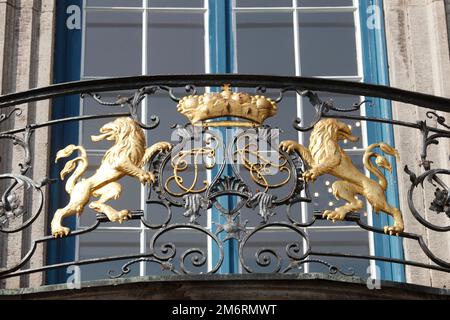 Wappen über der Eingangstür auf dem Balkon des Rathauses in der Düsseldorfer Altstadt, Düsseldorf, Nordrhein-Westfalen Stockfoto