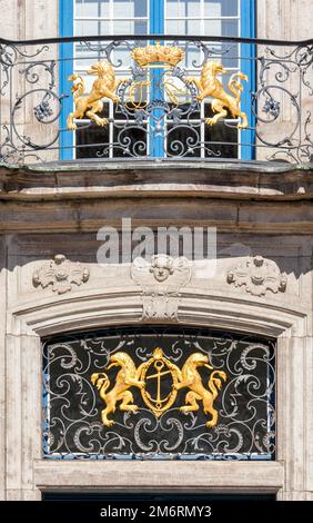 Wappen über der Eingangstür auf dem Balkon des Rathauses in der Düsseldorfer Altstadt, Düsseldorf, Nordrhein-Westfalen Stockfoto