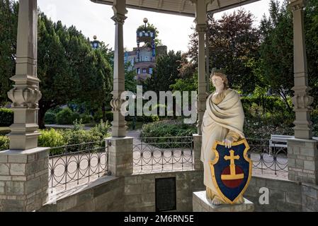 Statue der Städtegöttin Sodenia über Solquelle, Solbrunnen im Pavillon Sodenia Tempel, Quellenpark, Kurort, Bad Soden am Taunus, Hessen Stockfoto