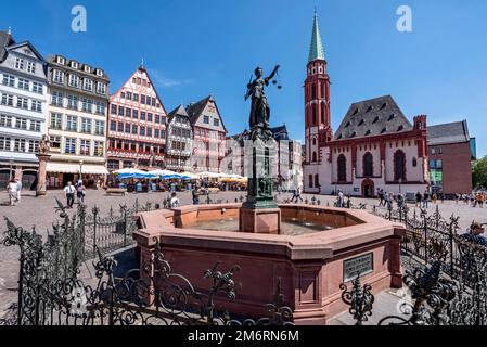 Justizbrunnen mit Brunnenfigur der Göttin Justitia, Justitiabrunnen, rekonstruierte Fachwerkhäuser auf Samstagsberg, Alte Stockfoto