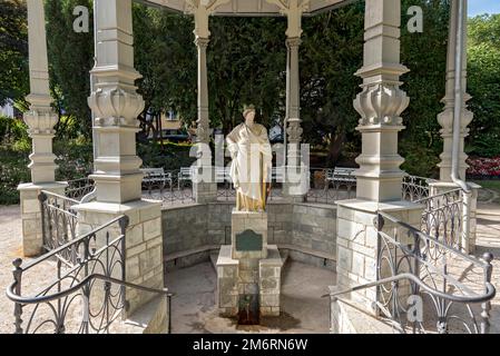 Statue der Städtegöttin Sodenia über Solquelle, Solbrunnen im Pavillon Sodenia Tempel, Quellenpark, Kurort, Bad Soden am Taunus, Hessen Stockfoto