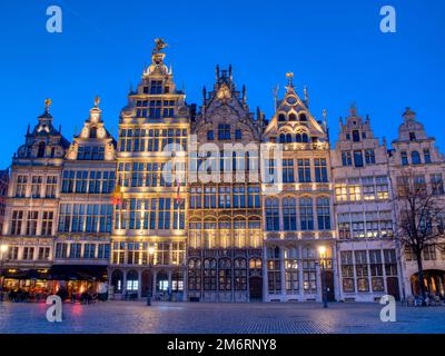 Fassaden der Gildenhäuser am Groten Markt, UNESCO-Weltkulturerbe in Abendstimmung, Antwerpen, Flandern, Vlaanderen, Belgien Stockfoto