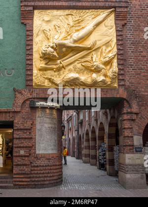 Eintritt in die Boettcherstraße mit vergoldeter Bronzestapel von Bernhard Hoetger, der Lichtbringer im Becker Haus, Freie Hansestadt Stockfoto