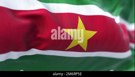 Nahaufnahme der Suriname-Nationalflagge, die im Wind winkt Stockfoto