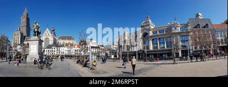 Panoramafoto der Pieter Paul Rubens Statue und der historischen Gebäude auf den Groenplaats, Antwerpen, Flandern, Vlaanderen, Belgien Stockfoto