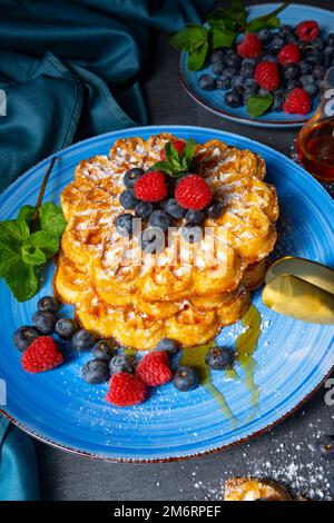 Einfache süße Waffeln mit Himbeeren und Heidelbeeren Stockfoto