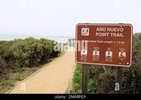 año Nuevo Point Trail Schild im Año Nuevo State Park in San Mateo County, Kalifornien; Wanderer Guide mit Wegbeschreibung und Informationen zur Erreichbarkeit. Stockfoto