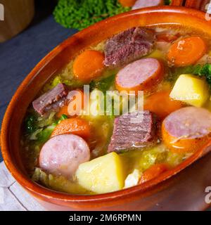 Köstlicher wirsing-Kohl-Eintopf in einer rustikalen Schüssel Stockfoto