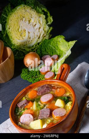 Köstlicher wirsing-Kohl-Eintopf in einer rustikalen Schüssel Stockfoto