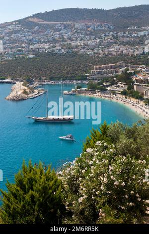 Blick von einer Mietvilla in Komurluk mit Blick auf den Hafen und die Stadt Kalkan, Türkei. Juli 2022 Stockfoto