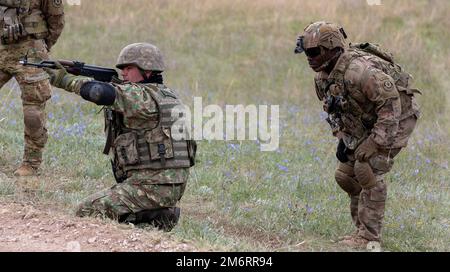 USA Sergeant Freud Joseph, ein Infanterist des 2. Kavallerie-Regiments, hilft einem rumänischen Soldaten während des Probelaufs einer gemeinsamen Feuerübung im Babadag-Trainingsbereich am 4. Mai 2022. 2. das Kavallerie-Regiment ist unter anderem dem V-Korps, dem in Europa stationierten US-Korps, zugeordnet, das mit NATO-Verbündeten und regionalen Sicherheitspartnern zusammenarbeitet, um kämpfungsfähige Kräfte bereitzustellen; gemeinsame, bilaterale und multinationale Ausbildungsübungen durchführt; Und bietet die Steuerung und Steuerung von Rotations- und zugewiesenen Einheiten im europäischen Theater. Rumänien bleibt ein wichtiger Verbündeter Stockfoto