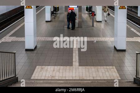 Unterer Bahnsteig der U-Bahn-Station Potsdamer Platz, Berlin, Deutschland Stockfoto