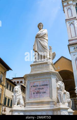 Dante Alighieri Statue in Florenz, Toskana Region, Italien, mit erstaunlichen blauen Himmel Hintergrund. Stockfoto