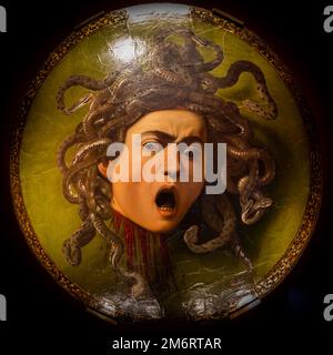 Florenz, Italien - ca. August 2021: Medusa von Caravaggio, ca 1598 - Öl auf Leinwand. Stockfoto