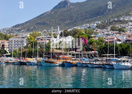 Schlösser (Charterboote) liegen in Kalkan, Türkei, vor. Juli 2022 Stockfoto