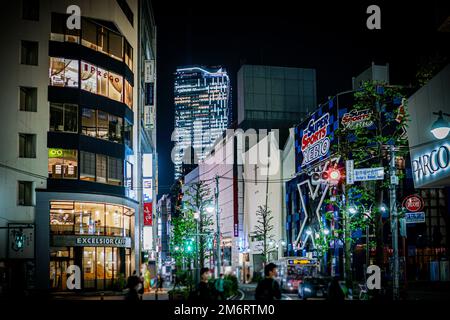 Blick auf den Shibuya Scramble Square bei Nacht Stockfoto