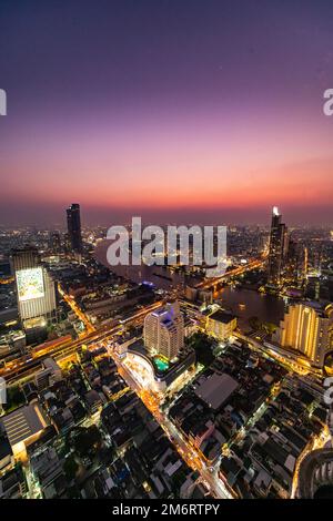 Nachtaufnahme von Bangkok und dem Chao Phraya River mit der Kuppel des Lebua Tower, Bangkok, Thailand Stockfoto