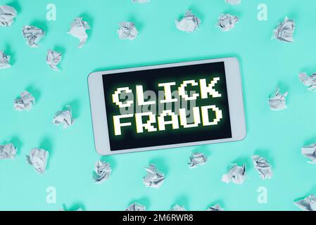 Handgeschriebenes Schild Click Fraud. Ein Wort für die Praxis, wiederholt auf eine in der Werbung gehostete Website zu klicken Stockfoto