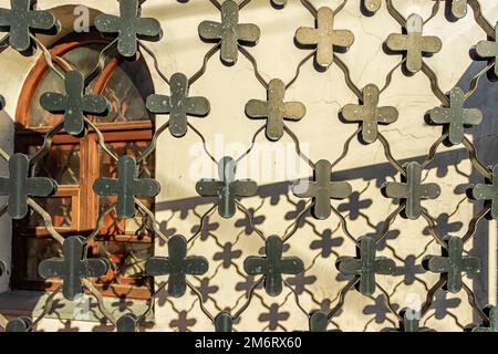 Elemente der künstlerischen Metallschmiedung in Form von Kirchenkreuzen. Foto aufgenommen in Kurgur, Perm Territory, Russland. Stockfoto