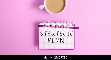 Schreiben mit Anzeige des Textes Strategieplan. Unternehmen präsentieren Einen Prozess, bei dem Strategien definiert und Entscheidungen getroffen werden Stockfoto