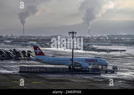 Flugzeug Swiss, Airbus A220-300, HB-JCR, Zürich Kloten, Schweiz Stockfoto