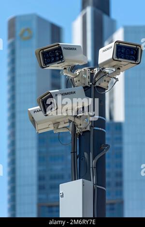 Überwachungskameras in öffentlichen Räumen, Überwachungskameras, Panomera-Kameras von Dallmeier electronic, hintere Wolkenkratzer von Mainhattan, Frankfurt am Main Stockfoto