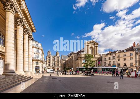 Großes Theater, Kirche Saint-Michel und Bibliothek La Nef am Place du Theatre, Altstadt, Dijon, Cote Dor, Burgund, Frankreich Stockfoto