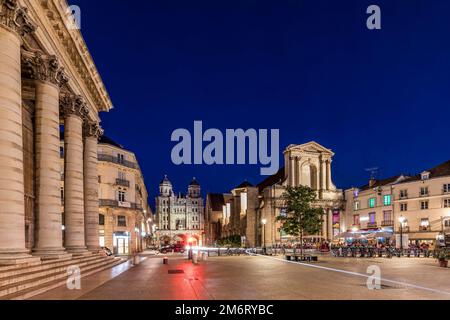 Großes Theater, Kirche Saint-Michel, Bibliothek La Nef und Restaurants am Place du Theatre, Altstadt, Dijon, Cote Dor, Burgund, Frankreich Stockfoto