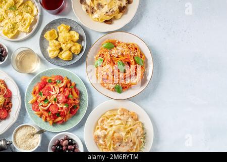 Italienische Pasta, verschiedene Gerichte, Overhead Flat Lay Shot mit Kopierbereich Stockfoto