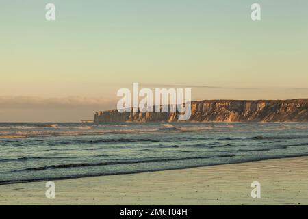 Die Sonne geht auf den majestätischen Klippen von Flamborough Head unter, von Hunmanby Sands, Filey, North Yorkshire aus gesehen Stockfoto